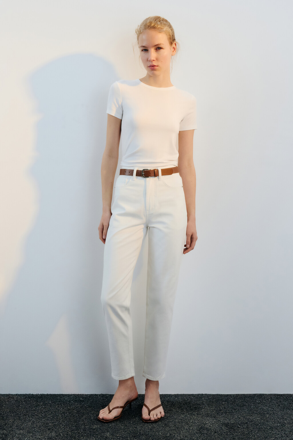 Джинсы mom fit с высокой посадкой и ремнем - цвет белый - 5