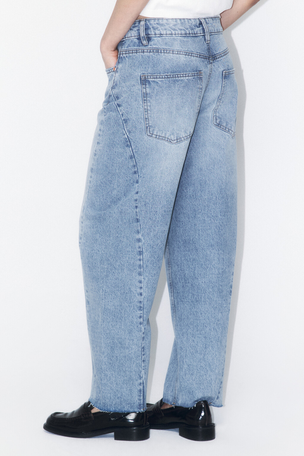 Джинсы barrel fit с открытыми срезами - цвет голубой - 3