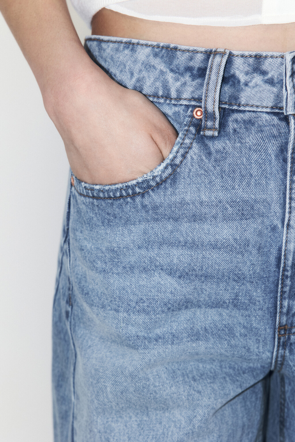 Джинсы barrel fit с открытыми срезами - цвет голубой - 6