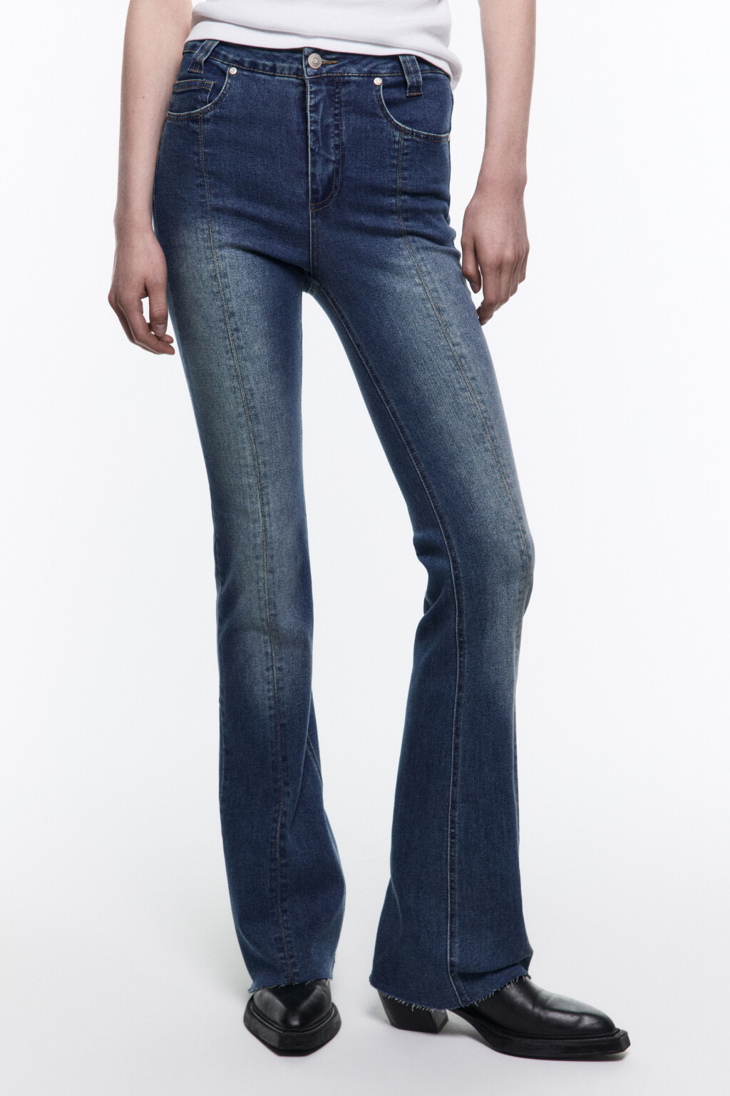 Джинсы flare расклешенные с открытыми срезами - цвет голубой - 3