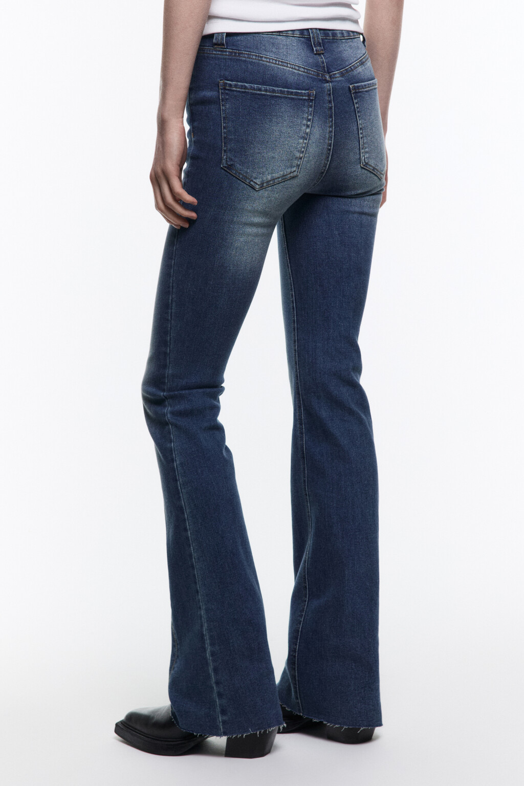 Джинсы flare расклешенные с открытыми срезами - цвет голубой - 4