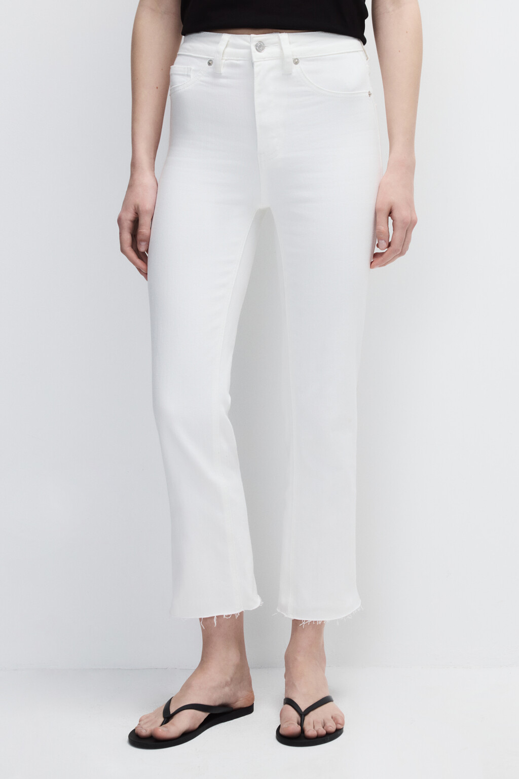 Джинсы клеш укороченные с открытыми срезами - цвет белый - 2