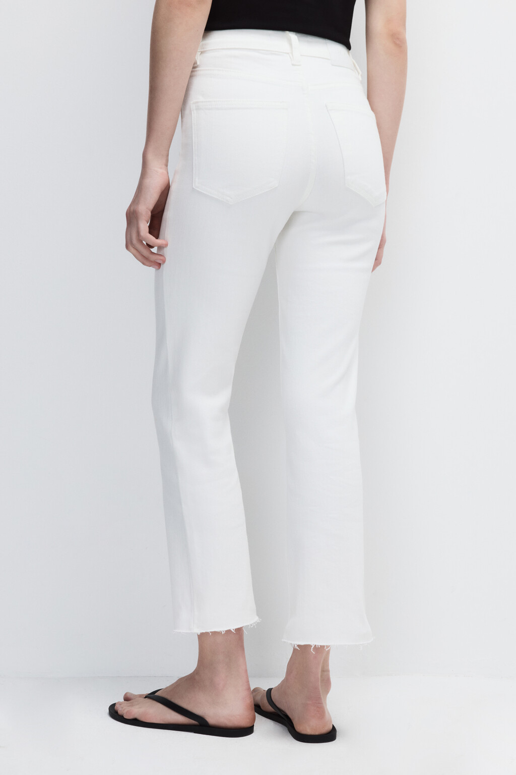 Джинсы клеш укороченные с открытыми срезами - цвет белый - 3