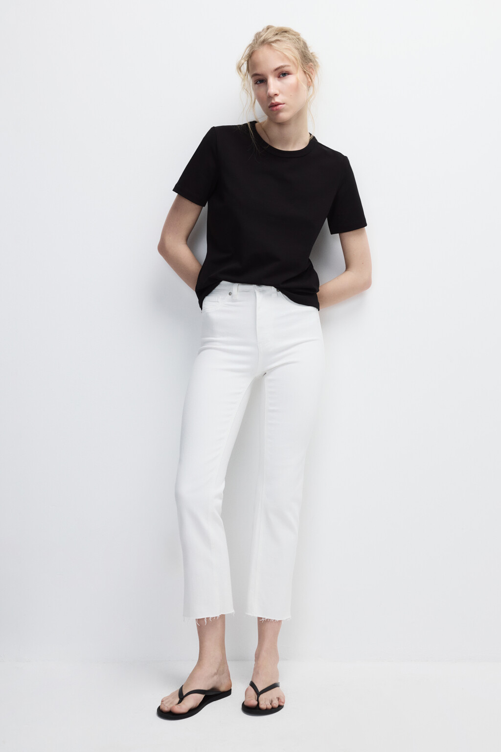 Джинсы клеш укороченные с открытыми срезами - цвет белый - 4