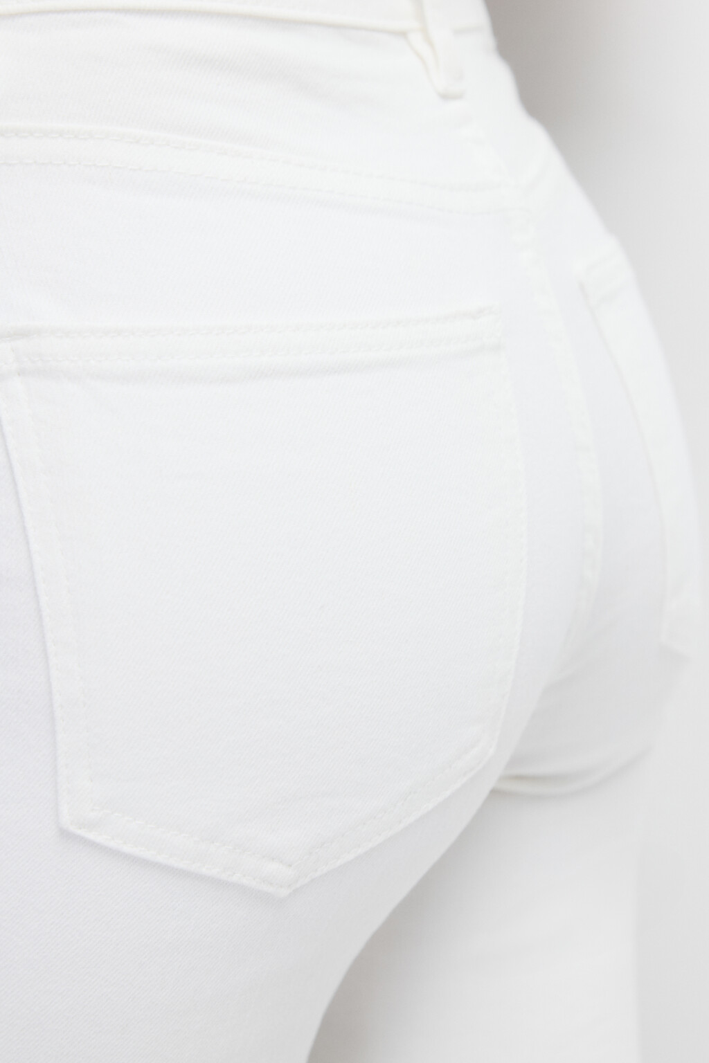 Джинсы клеш укороченные с открытыми срезами - цвет белый - 6