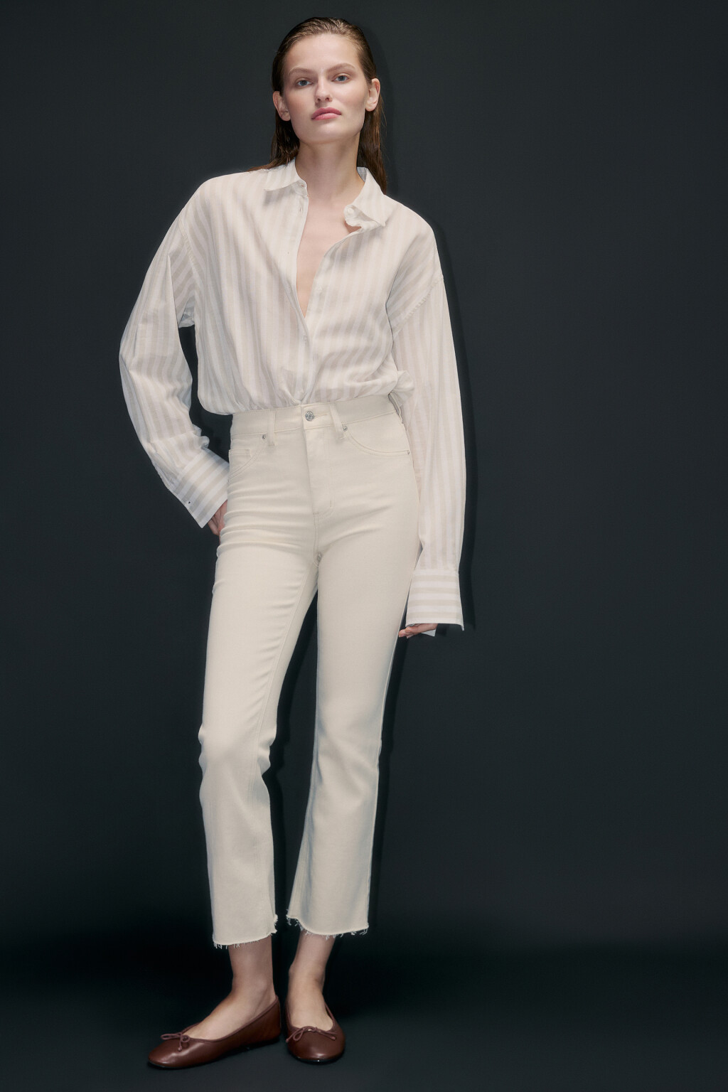 Джинсы клеш укороченные с открытыми срезами - цвет бежевый - 1