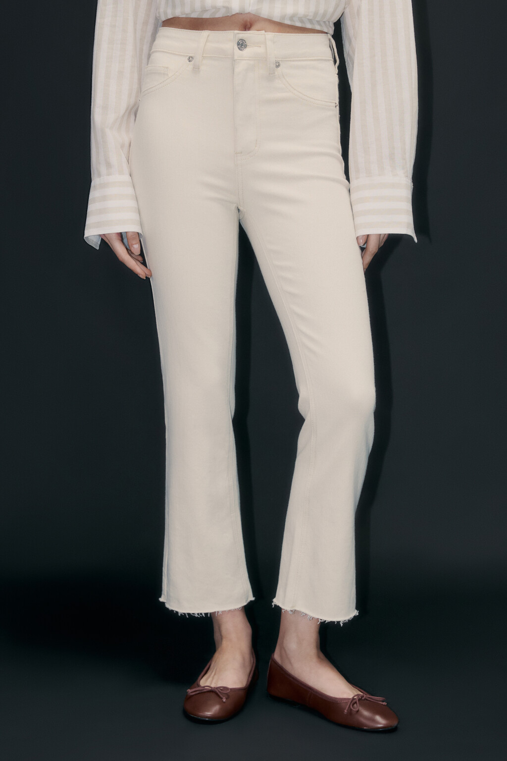 Джинсы клеш укороченные с открытыми срезами - цвет бежевый - 2