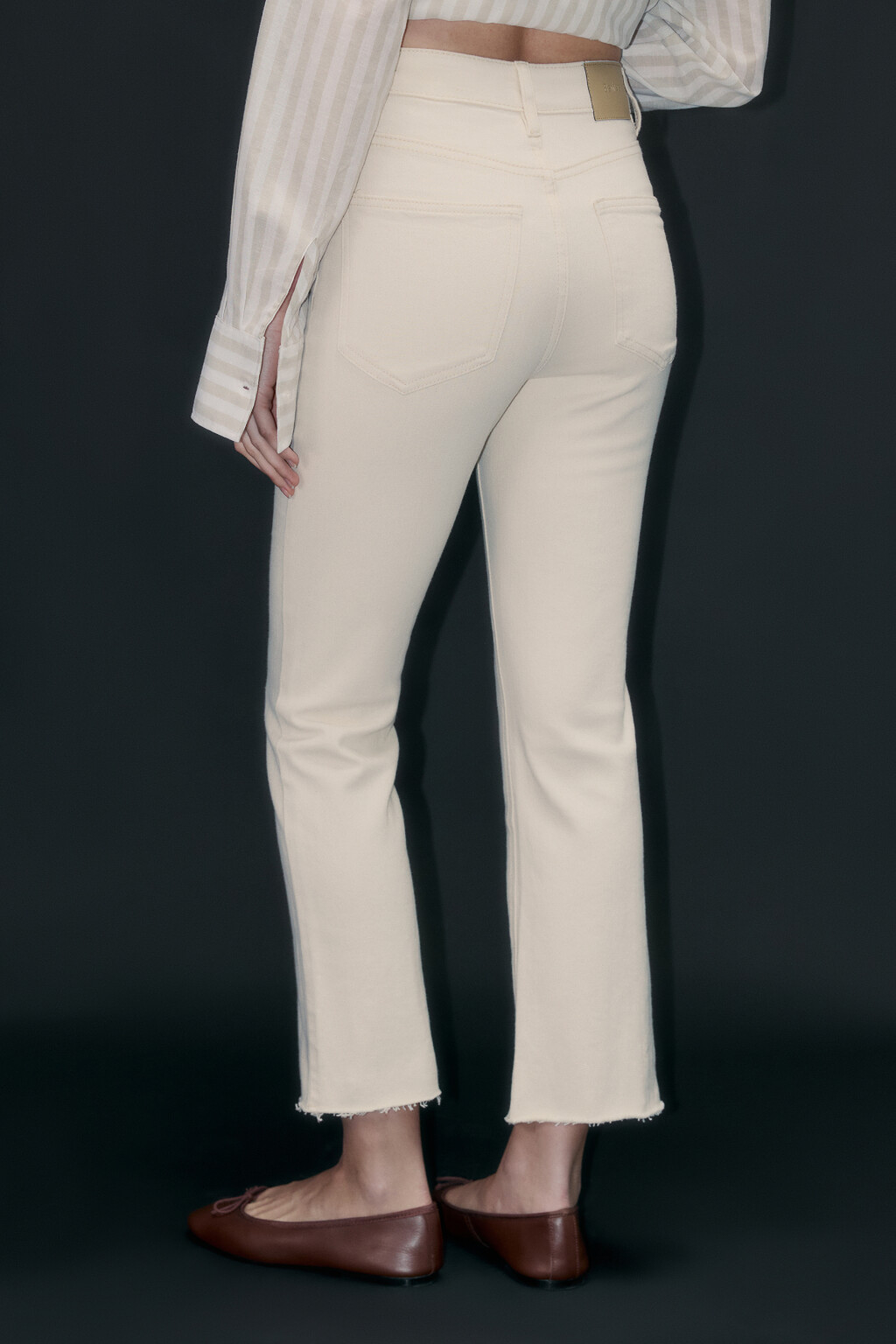 Джинсы клеш укороченные с открытыми срезами - цвет бежевый - 3