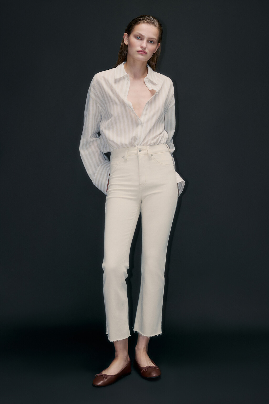 Джинсы клеш укороченные с открытыми срезами - цвет бежевый - 4