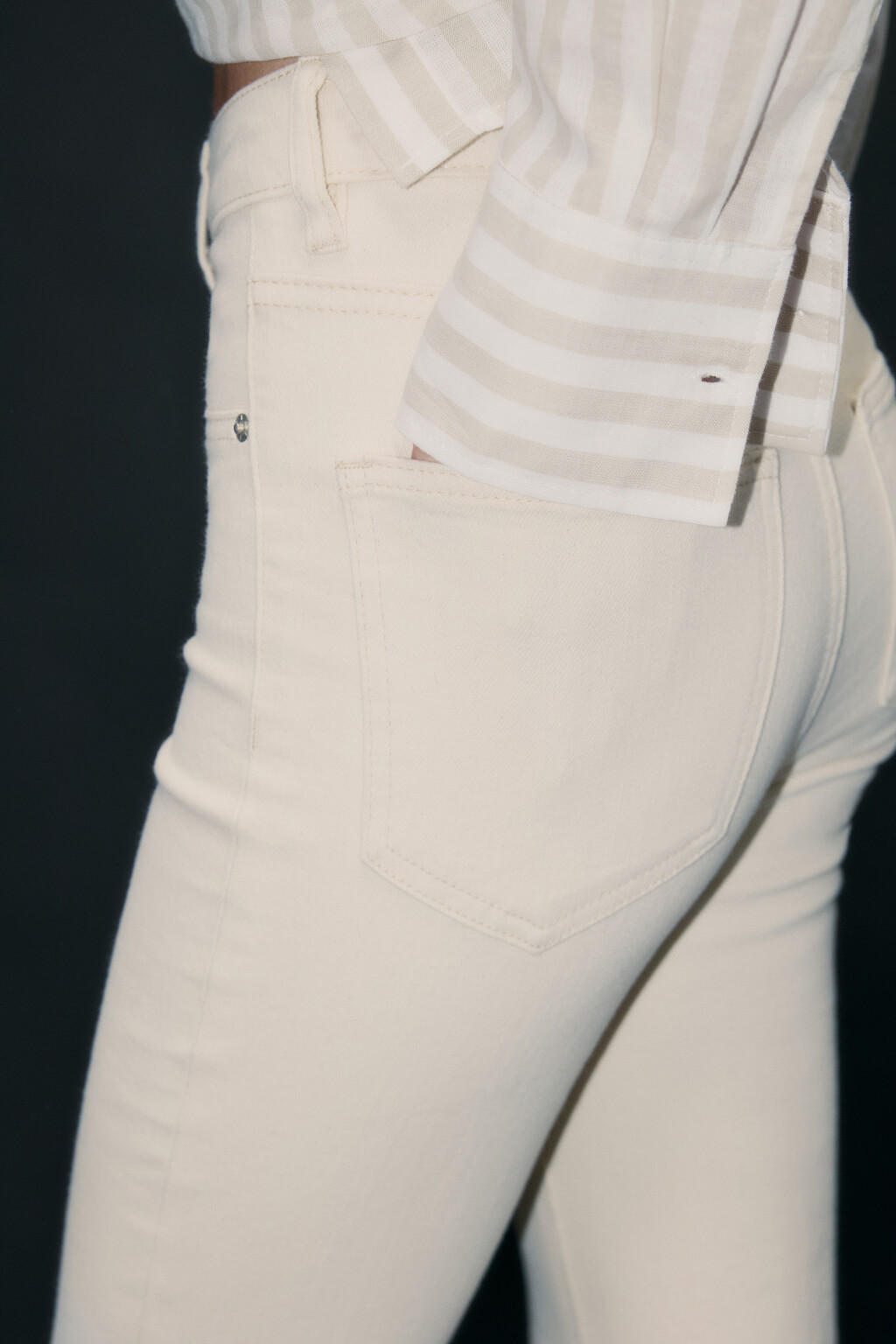 Джинсы клеш укороченные с открытыми срезами - цвет бежевый - 6