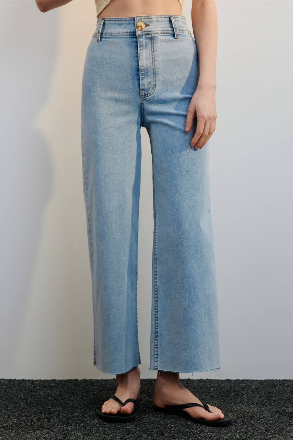 Джинсы широкие укороченные с открытыми срезами - цвет голубой - 2