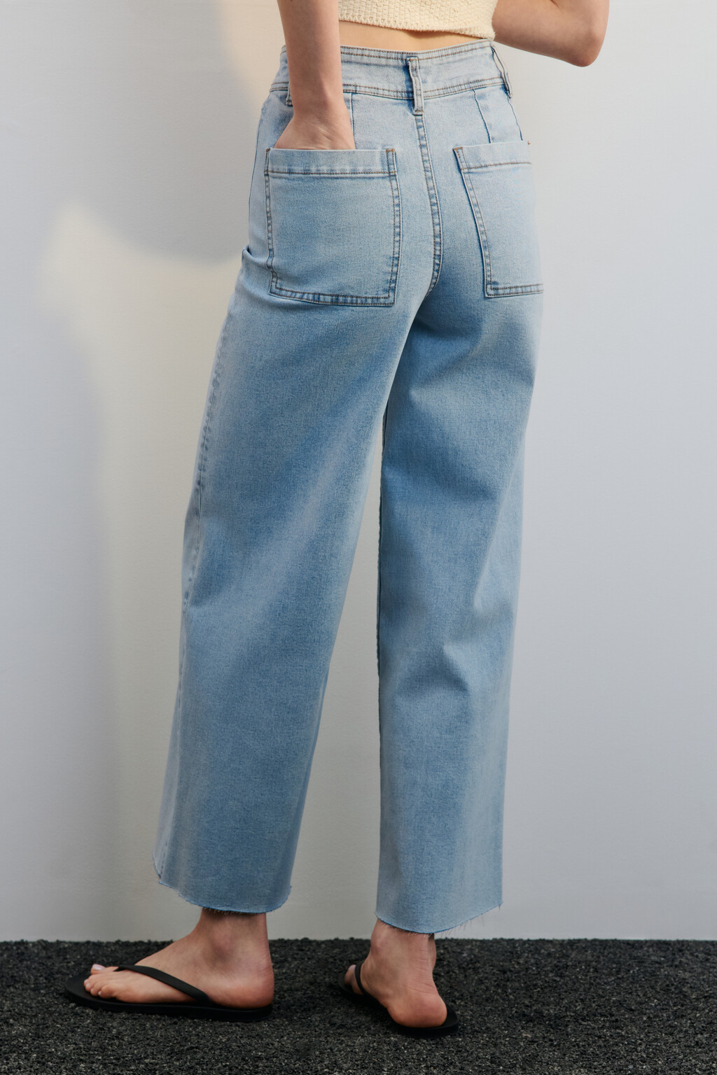 Джинсы широкие укороченные с открытыми срезами - цвет голубой - 3