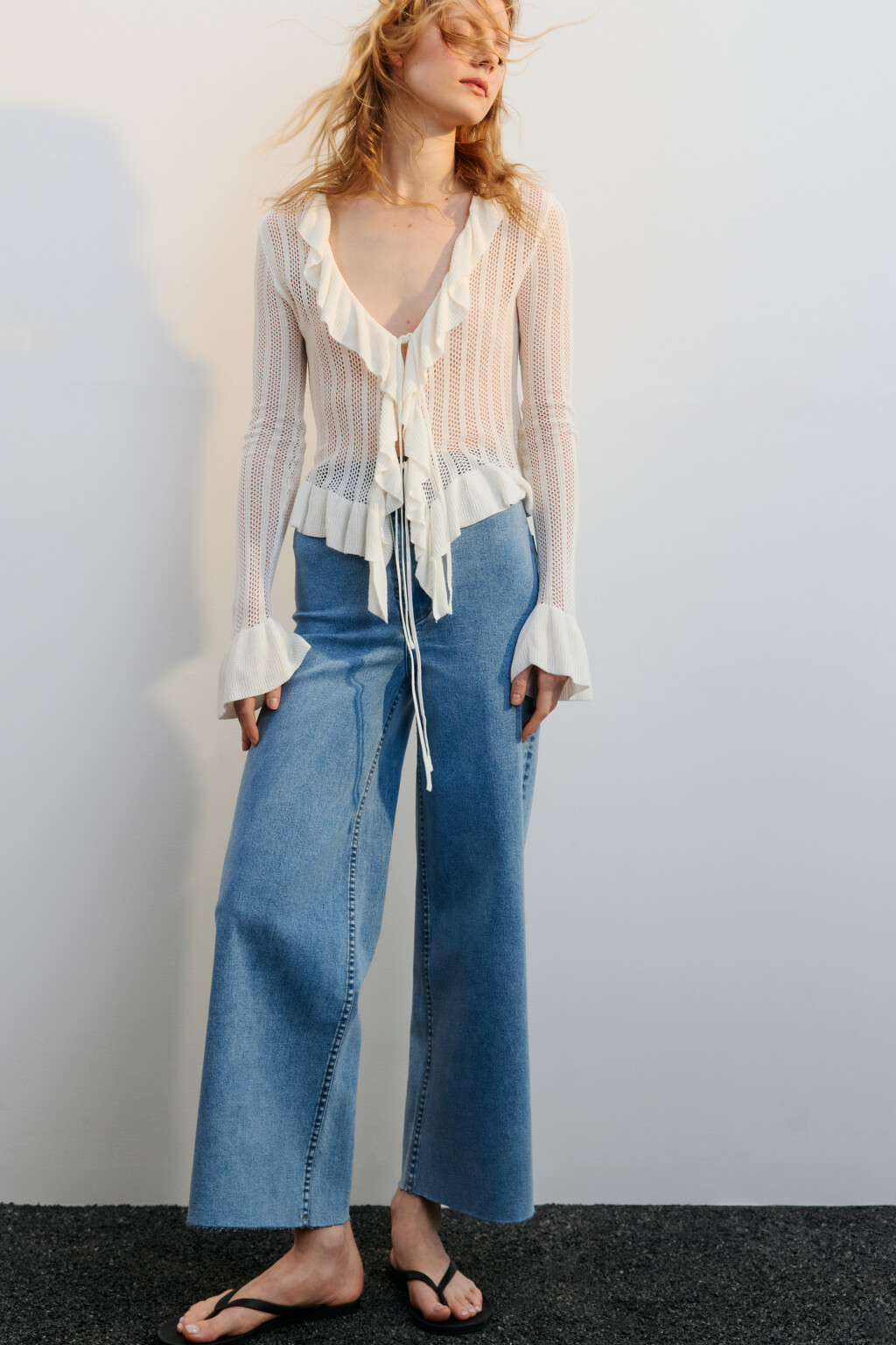 Джинсы широкие укороченные с открытыми срезами - цвет голубой - 1