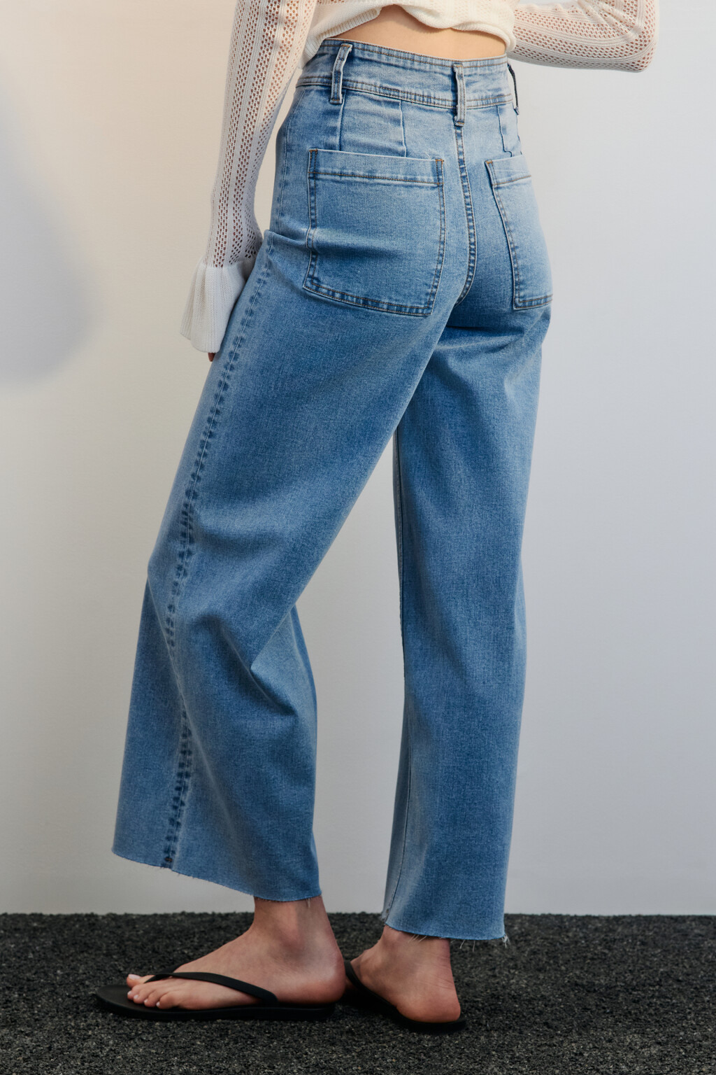 Джинсы широкие укороченные с открытыми срезами - цвет голубой - 3