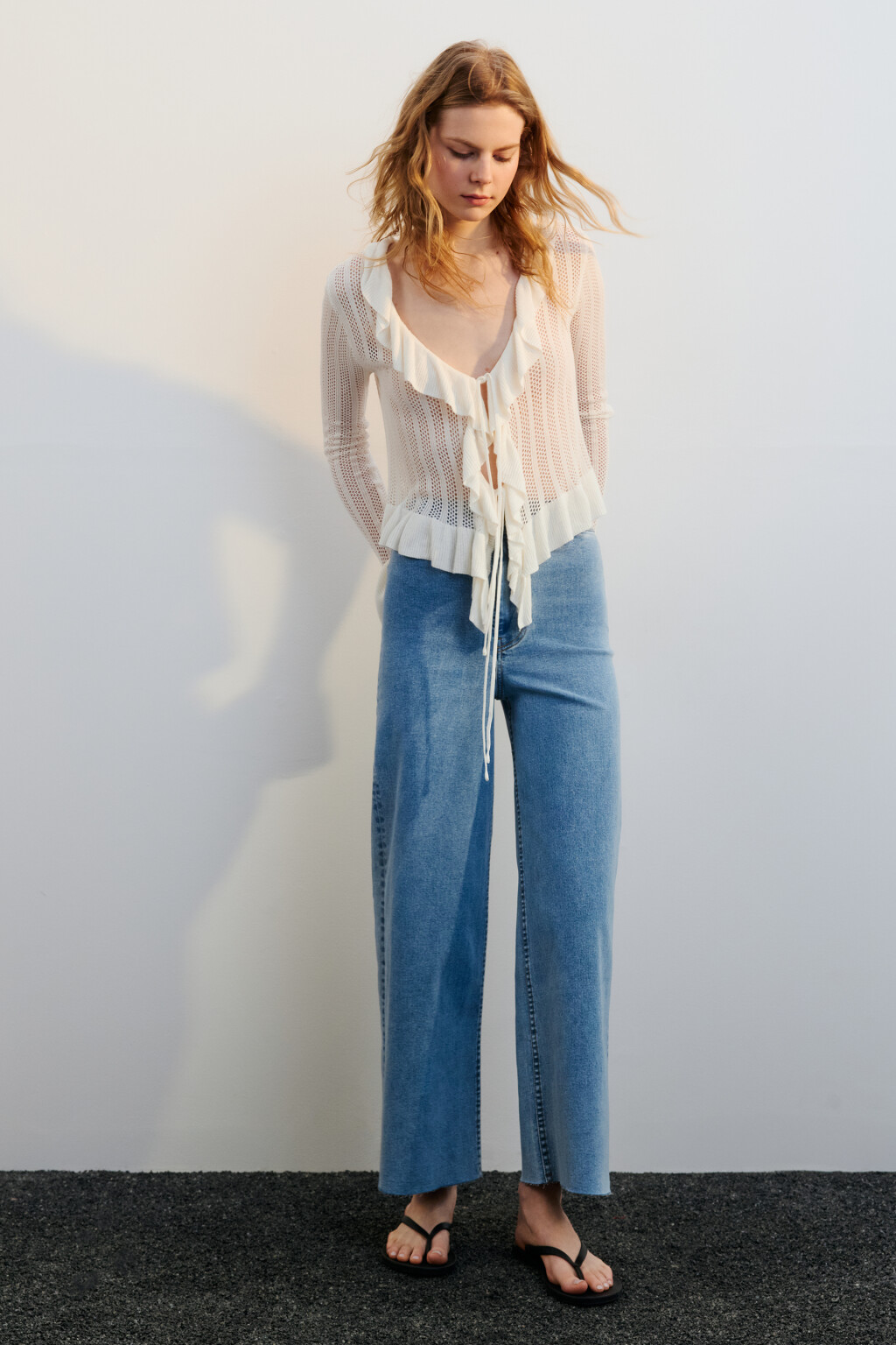 Джинсы широкие укороченные с открытыми срезами - цвет голубой - 4