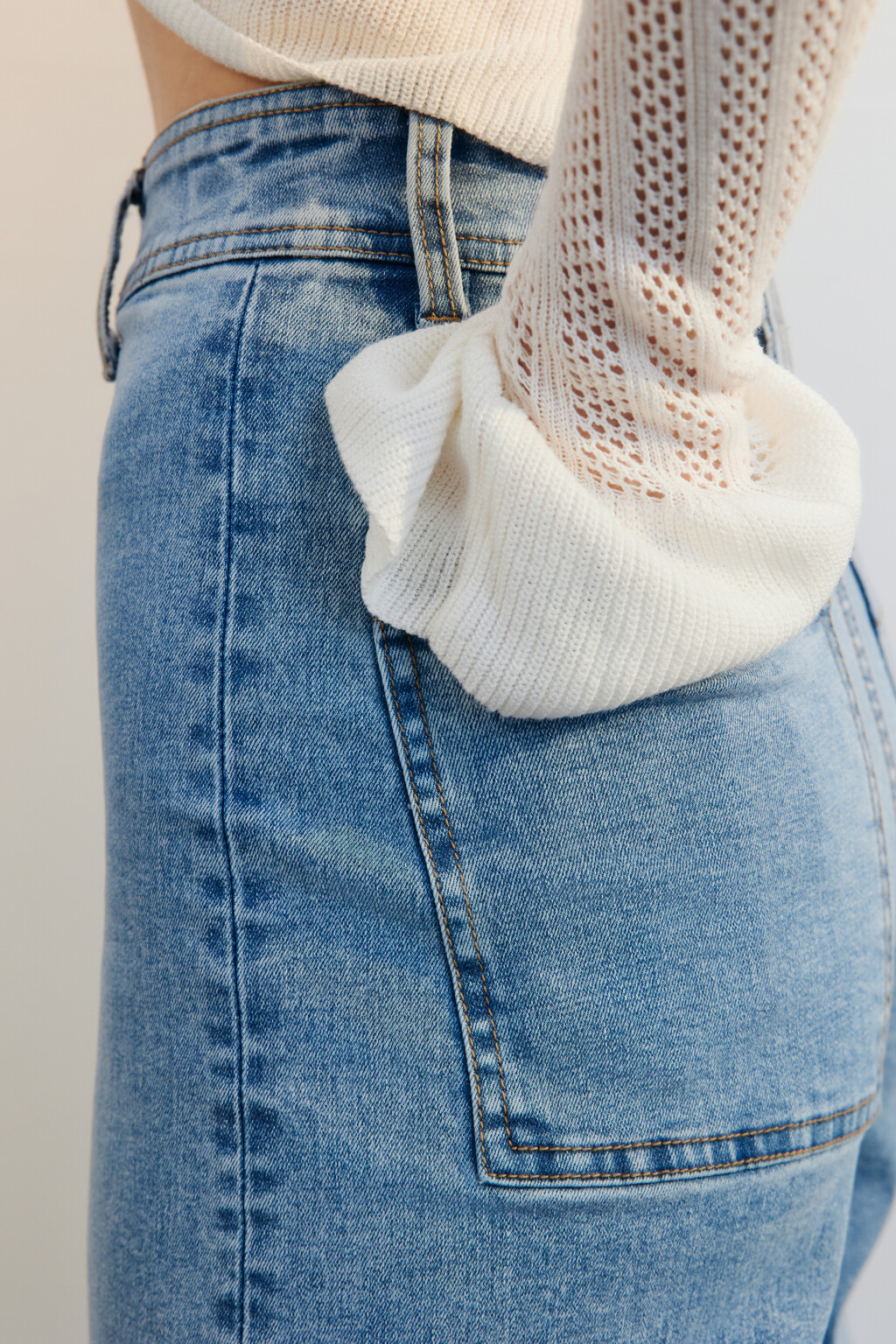 Джинсы широкие укороченные с открытыми срезами - цвет голубой - 6