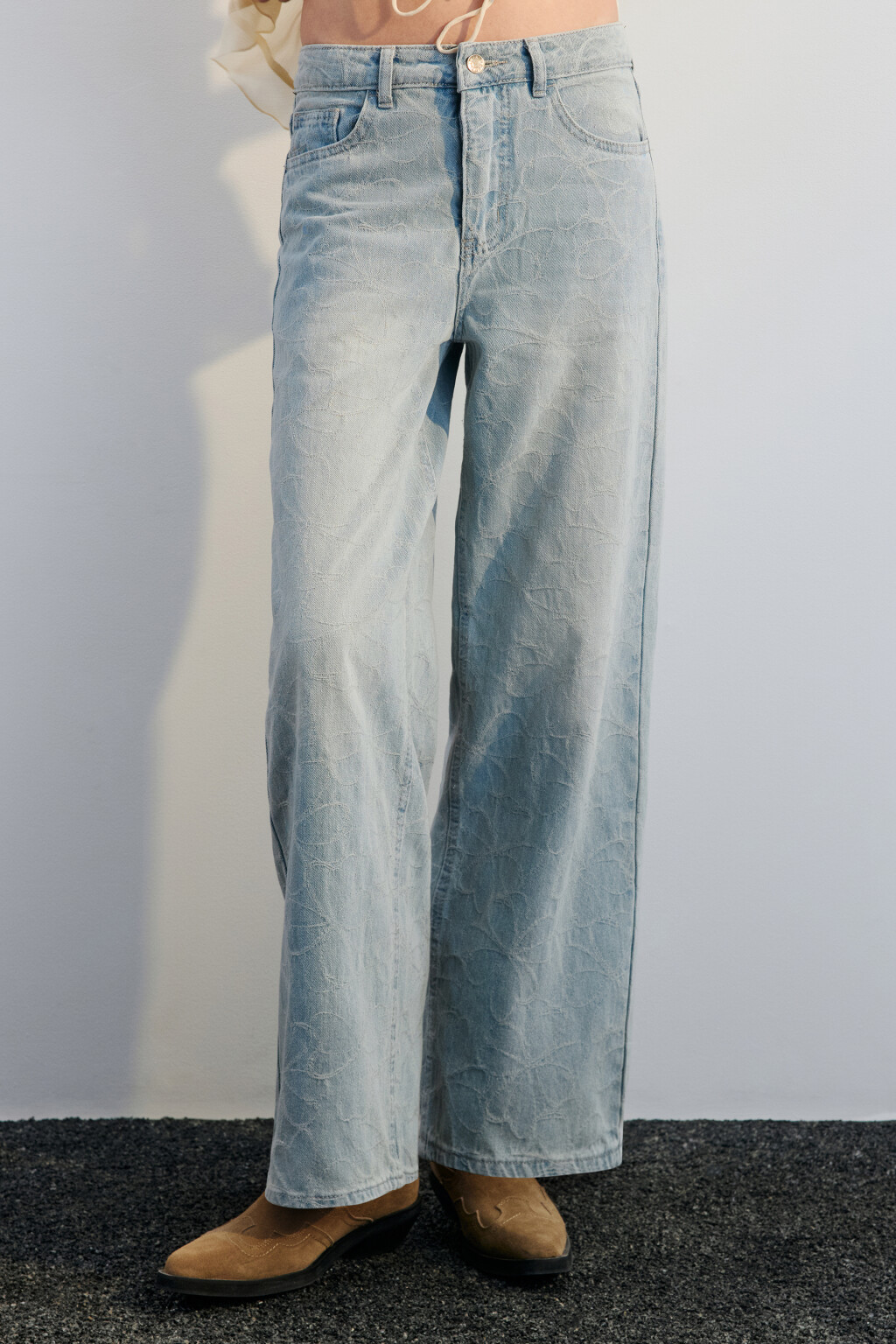 Джинсы широкие с фактурными цветами - цвет голубой - 2