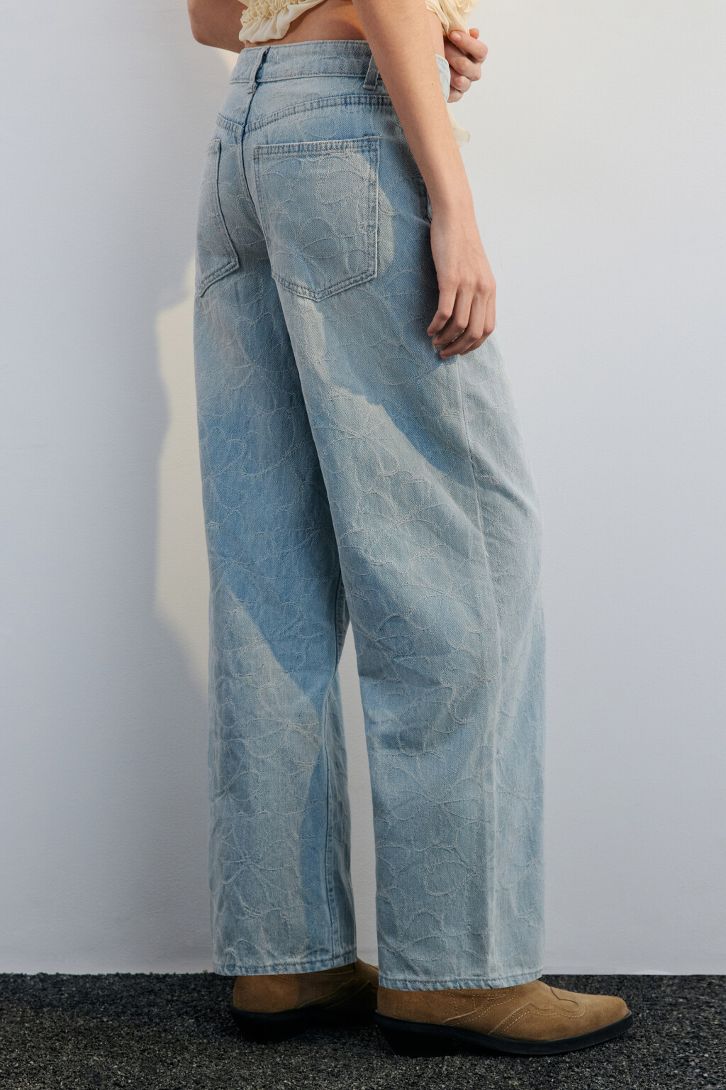 Джинсы широкие с фактурными цветами - цвет голубой - 3