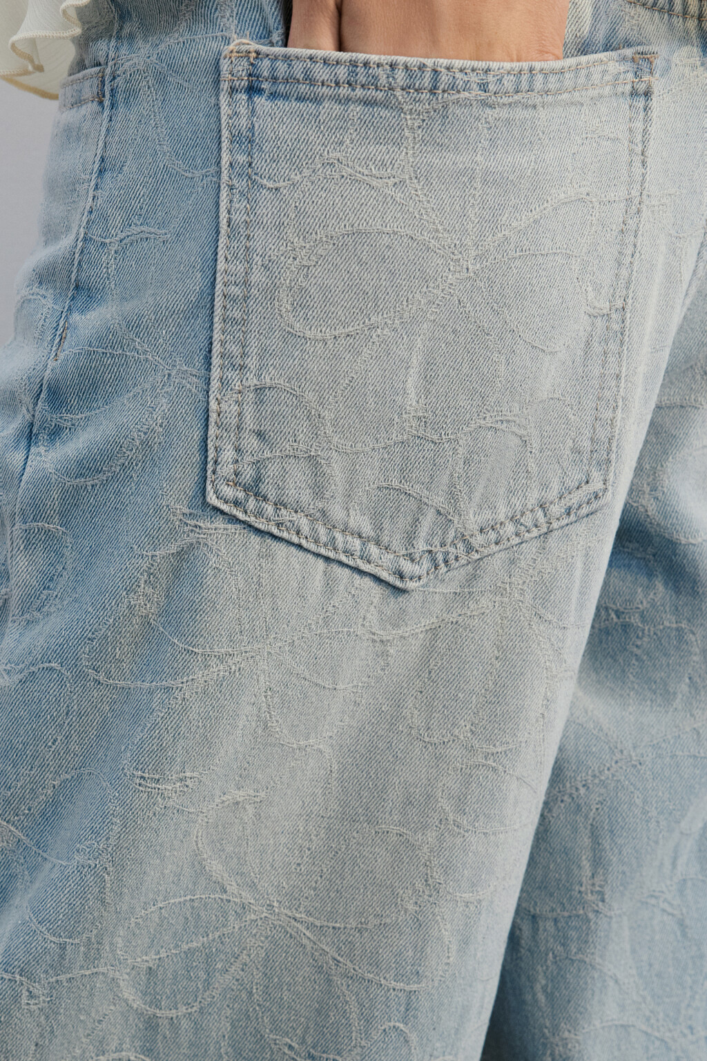 Джинсы широкие с фактурными цветами - цвет голубой - 4