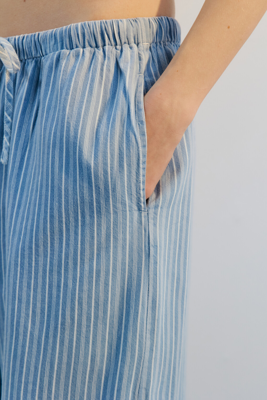 Брюки широкие с поясом на завязках - цвет голубой - 6