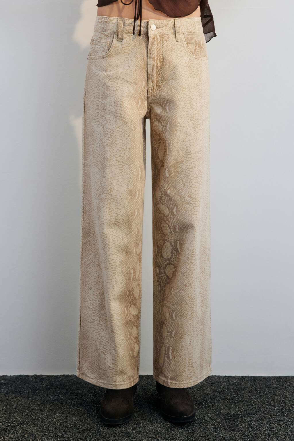 Джинсы широкие со змеиным принтом - цвет бежевый - 2