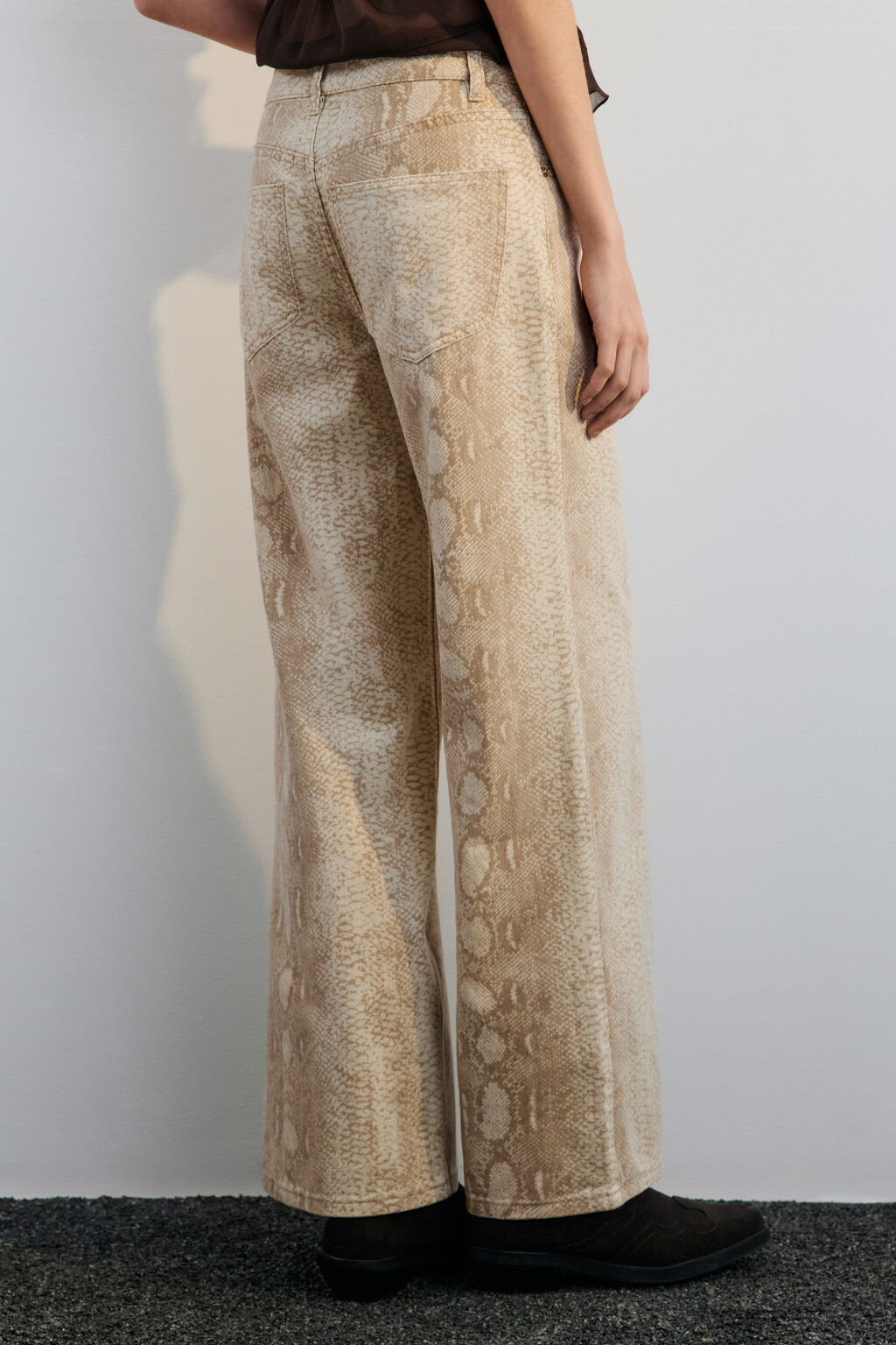 Джинсы широкие со змеиным принтом - цвет бежевый - 3