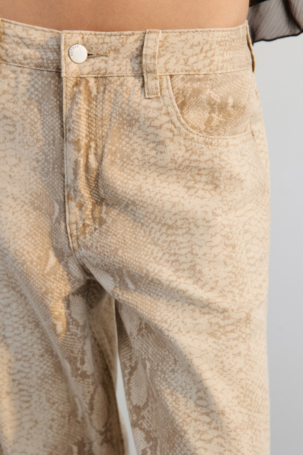 Джинсы широкие со змеиным принтом - цвет бежевый - 6