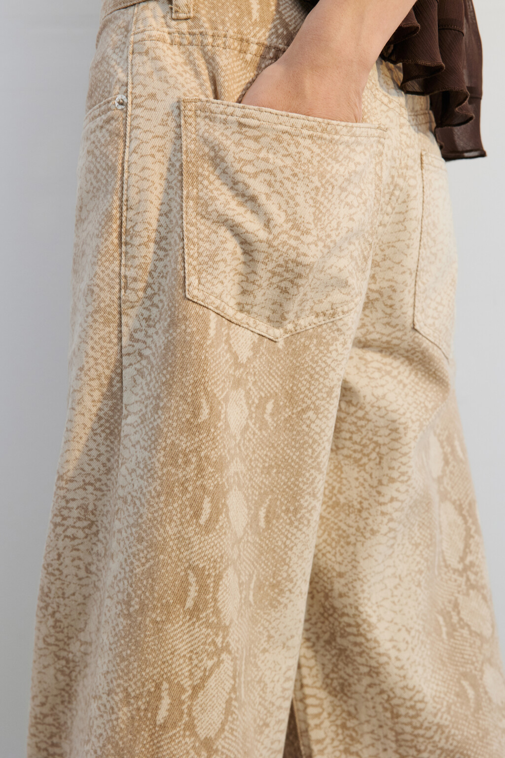 Джинсы широкие со змеиным принтом - цвет бежевый - 7