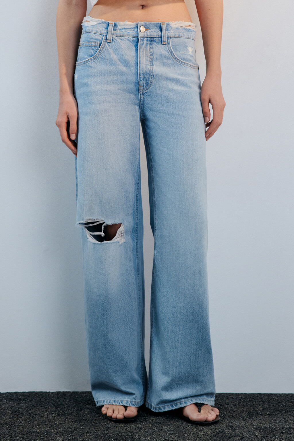 Джинсы широкие с рваным коленом - цвет голубой - 2