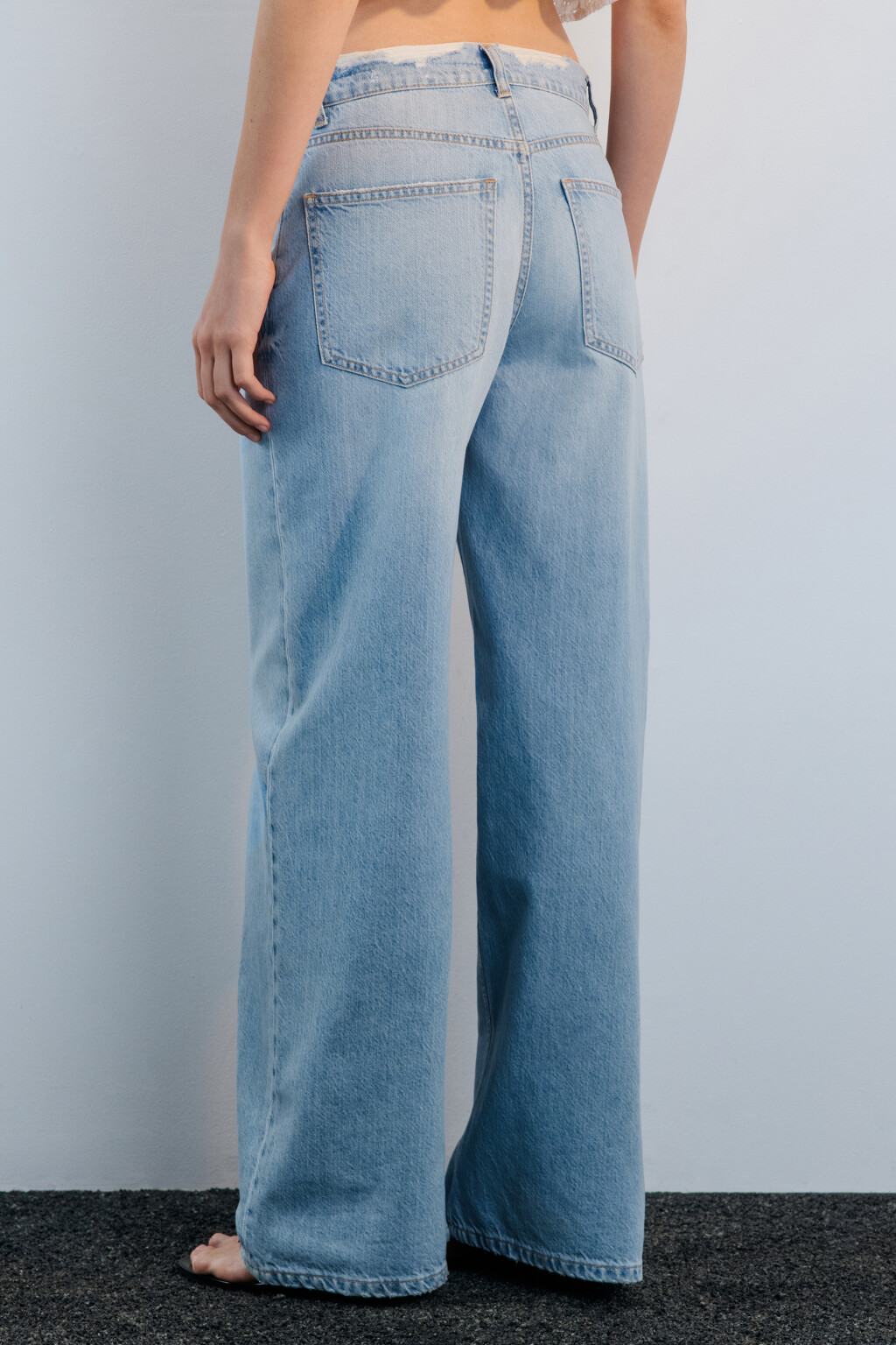 Джинсы широкие с рваным коленом - цвет голубой - 3