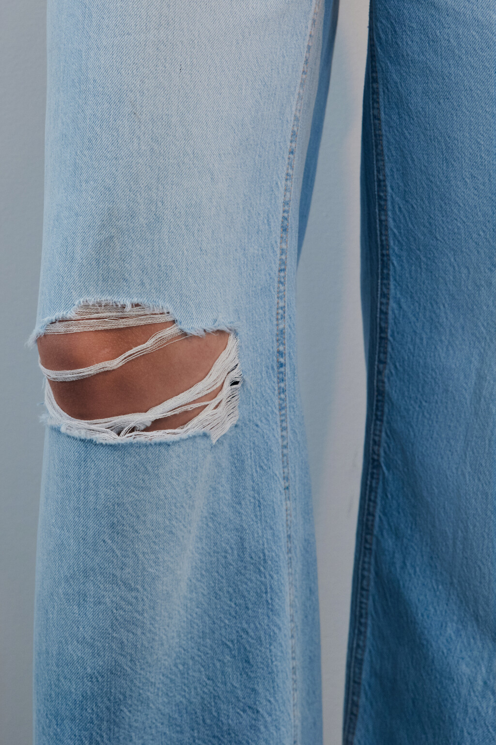 Джинсы широкие с рваным коленом - цвет голубой - 5