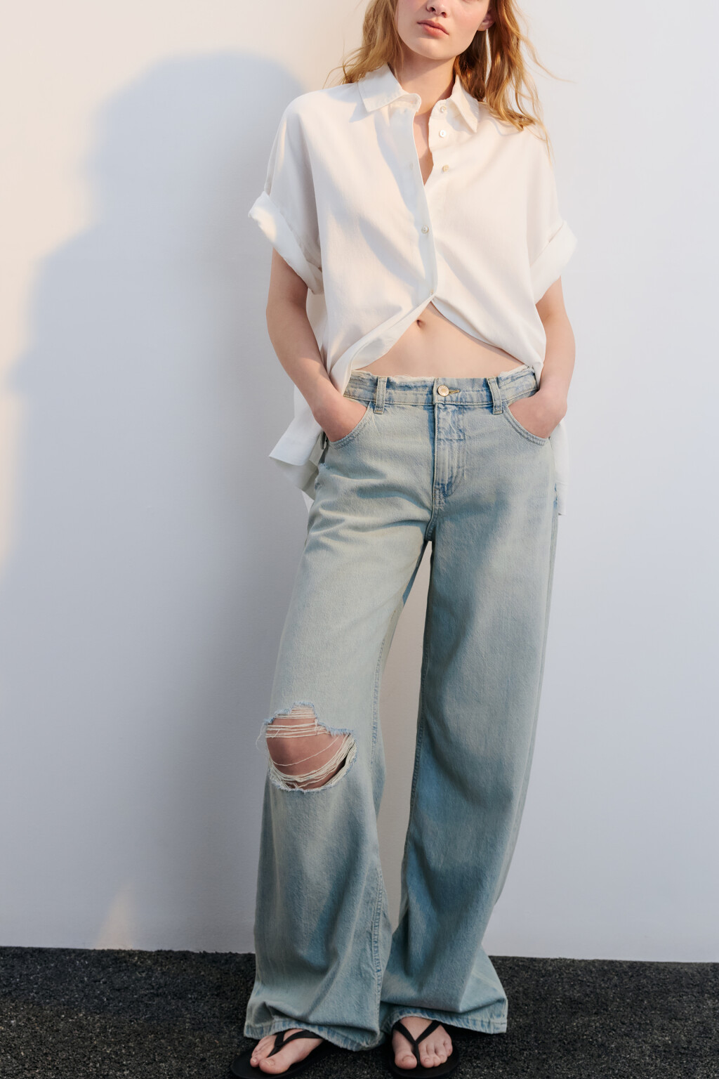 Джинсы широкие с рваным коленом - цвет синий - 1