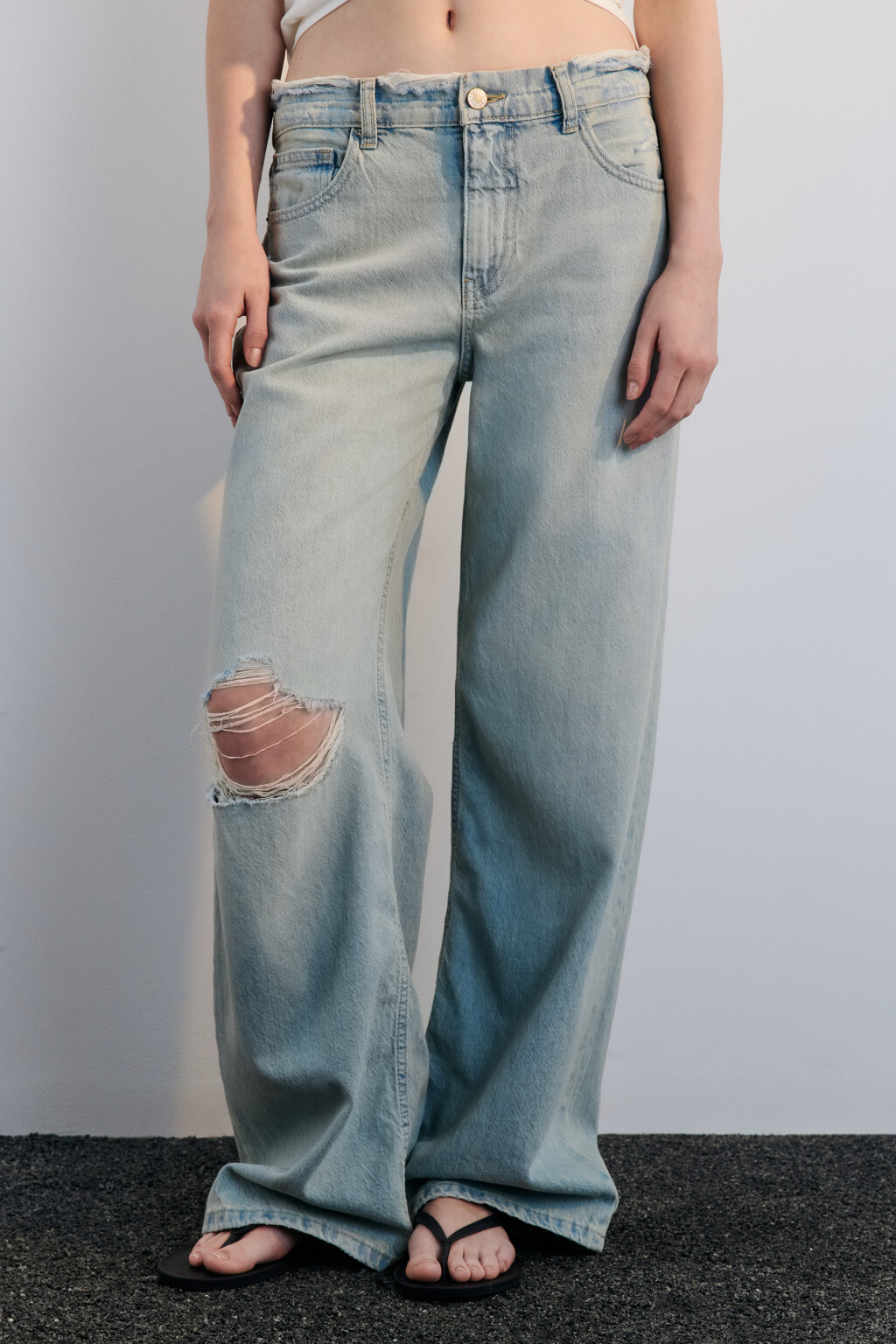 Джинсы широкие с рваным коленом - цвет синий - 2