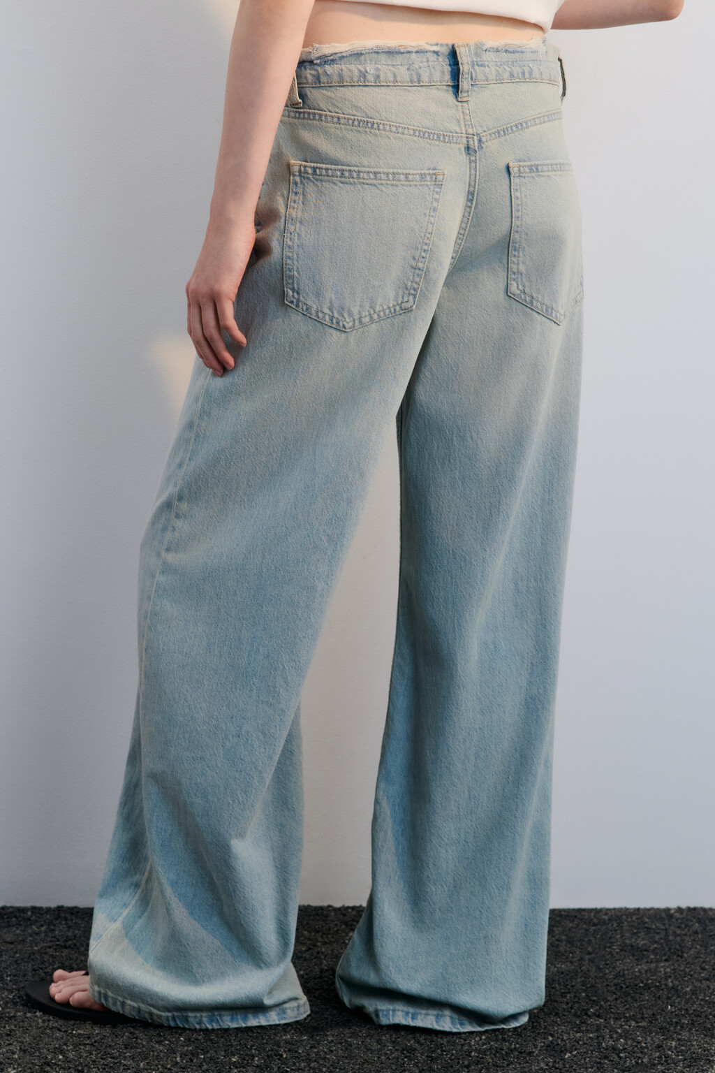 Джинсы широкие с рваным коленом - цвет синий - 3