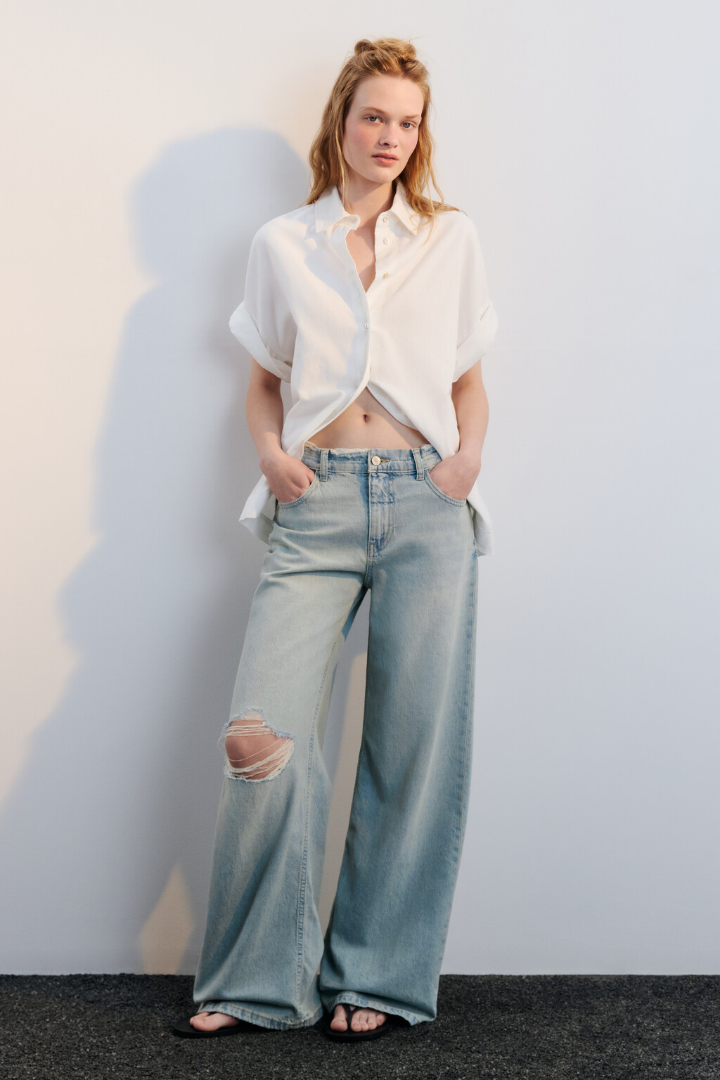 Джинсы широкие с рваным коленом - цвет синий - 4