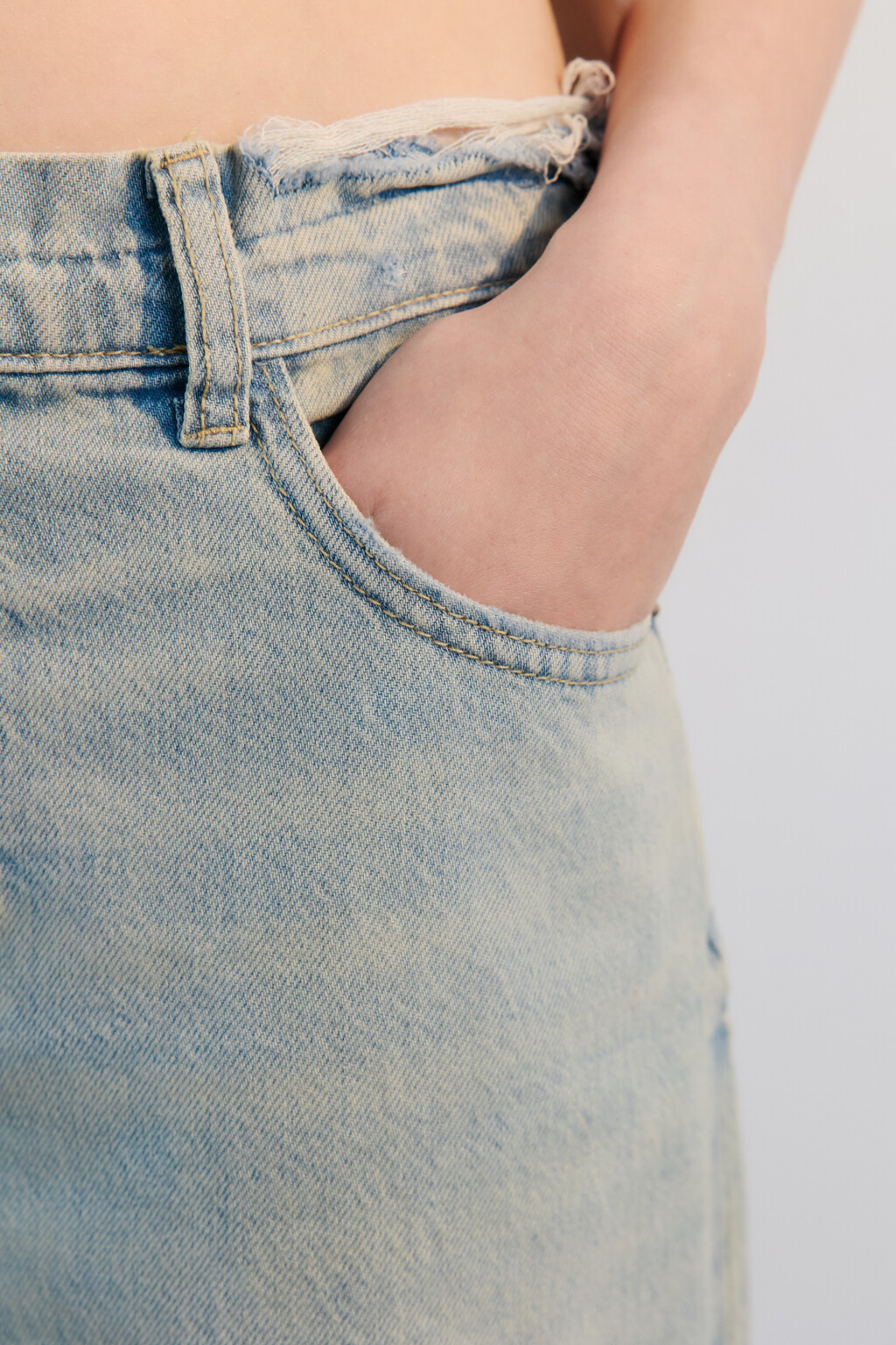 Джинсы широкие с рваным коленом - цвет синий - 6