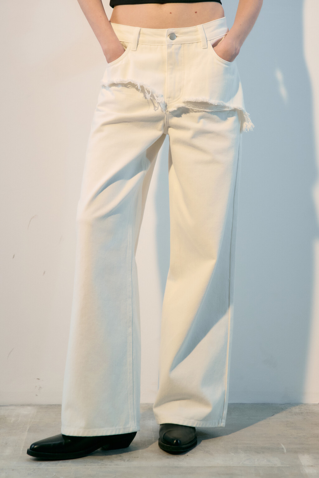Джинсы широкие с асимметричной баской - цвет белый - 2