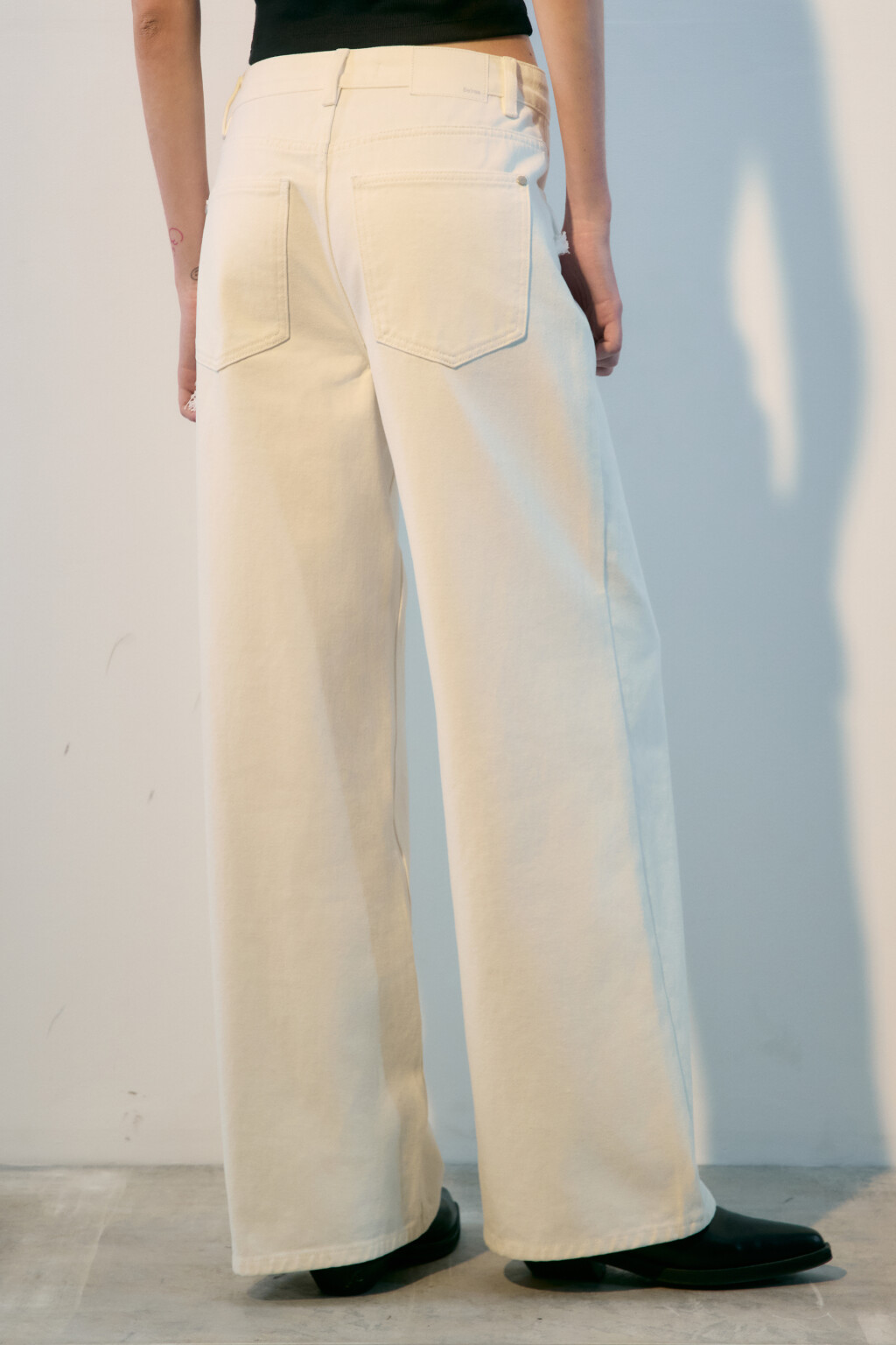 Джинсы широкие с асимметричной баской - цвет белый - 3