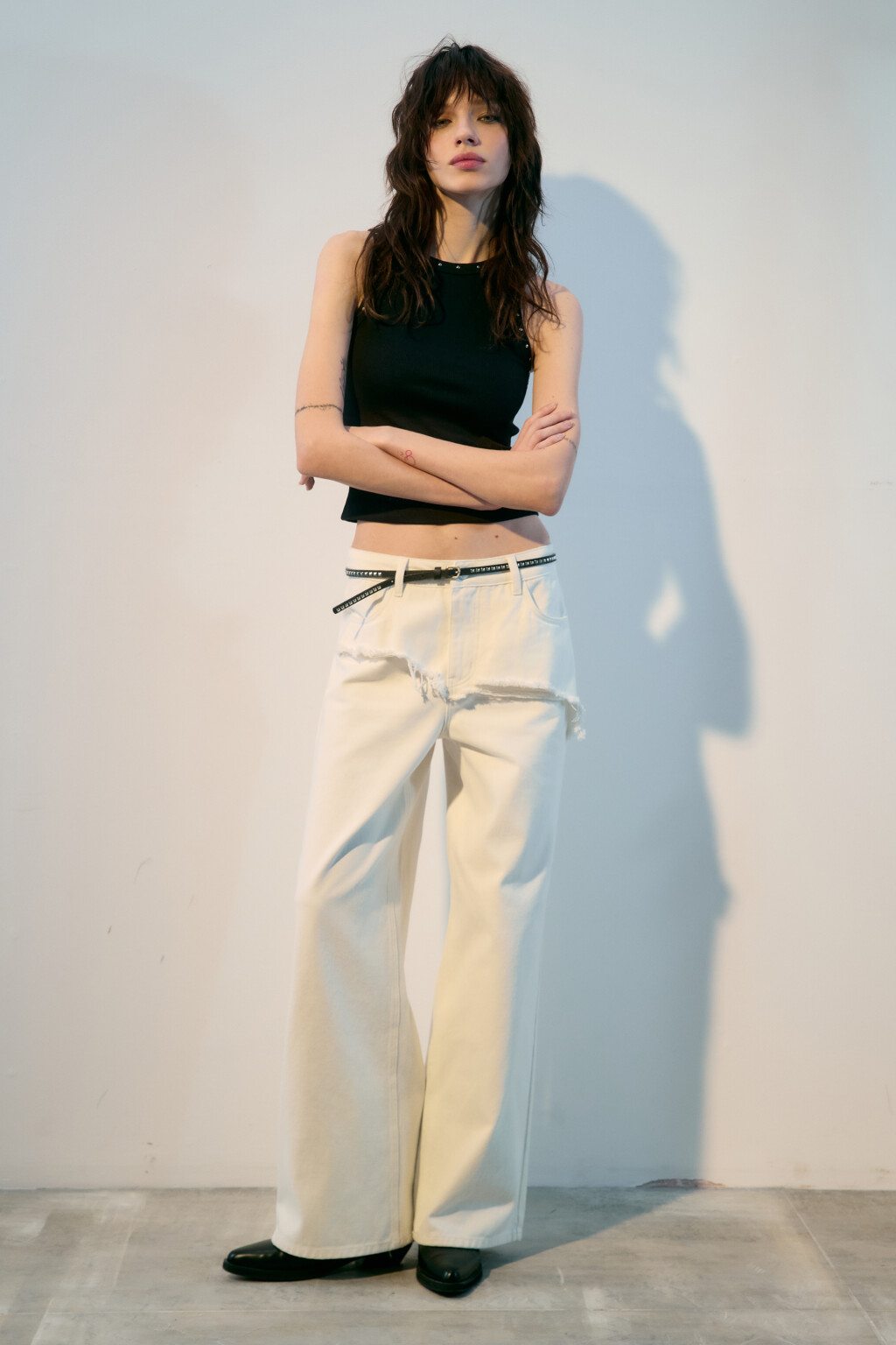 Джинсы широкие с асимметричной баской - цвет белый - 4