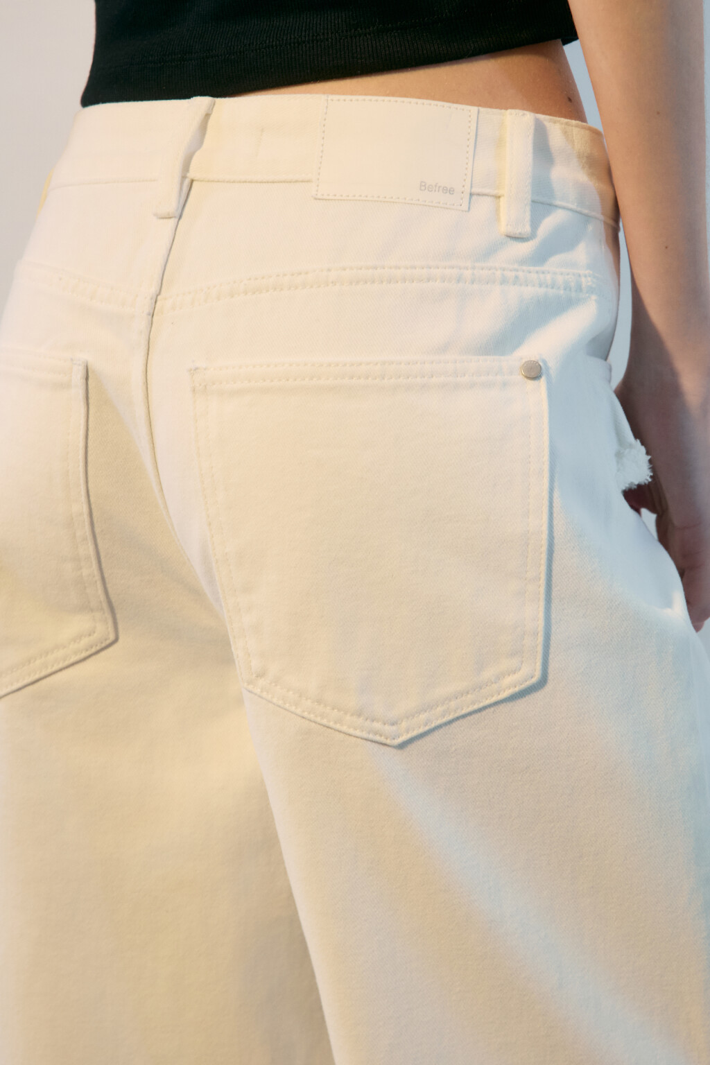 Джинсы широкие с асимметричной баской - цвет белый - 6