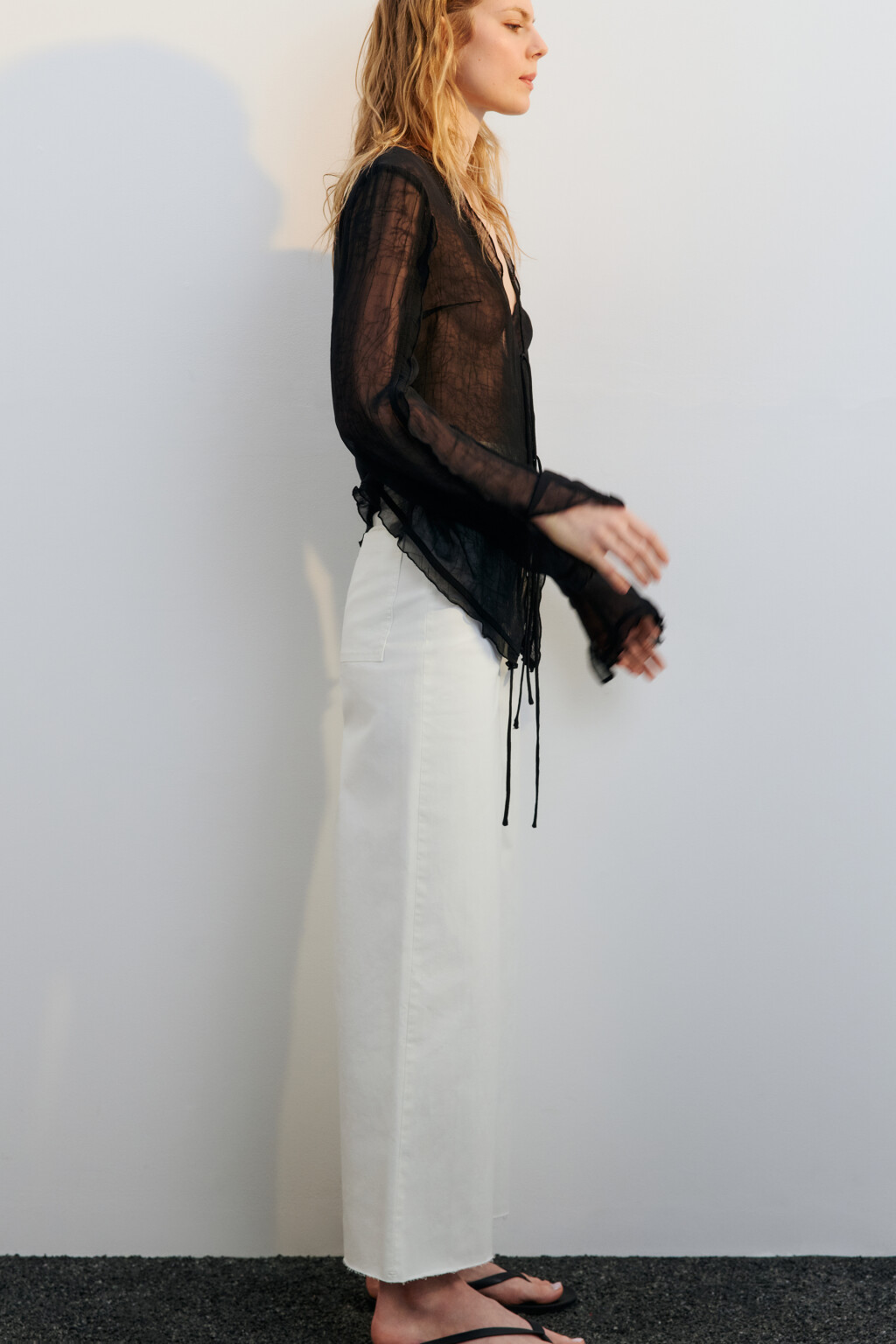 Джинсы широкие укороченные с открытыми срезами - цвет белый - 1