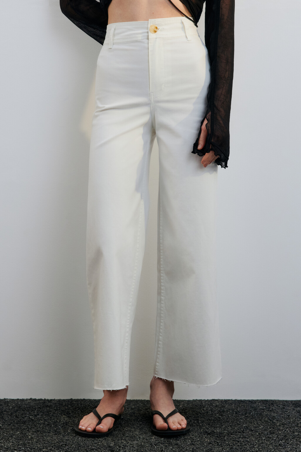 Джинсы широкие укороченные с открытыми срезами - цвет белый - 2
