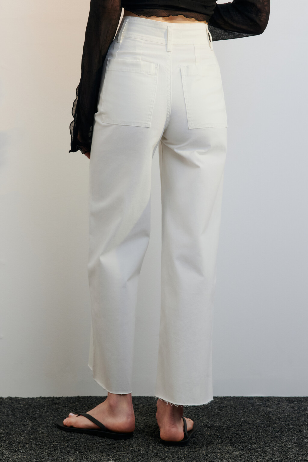 Джинсы широкие укороченные с открытыми срезами - цвет белый - 3
