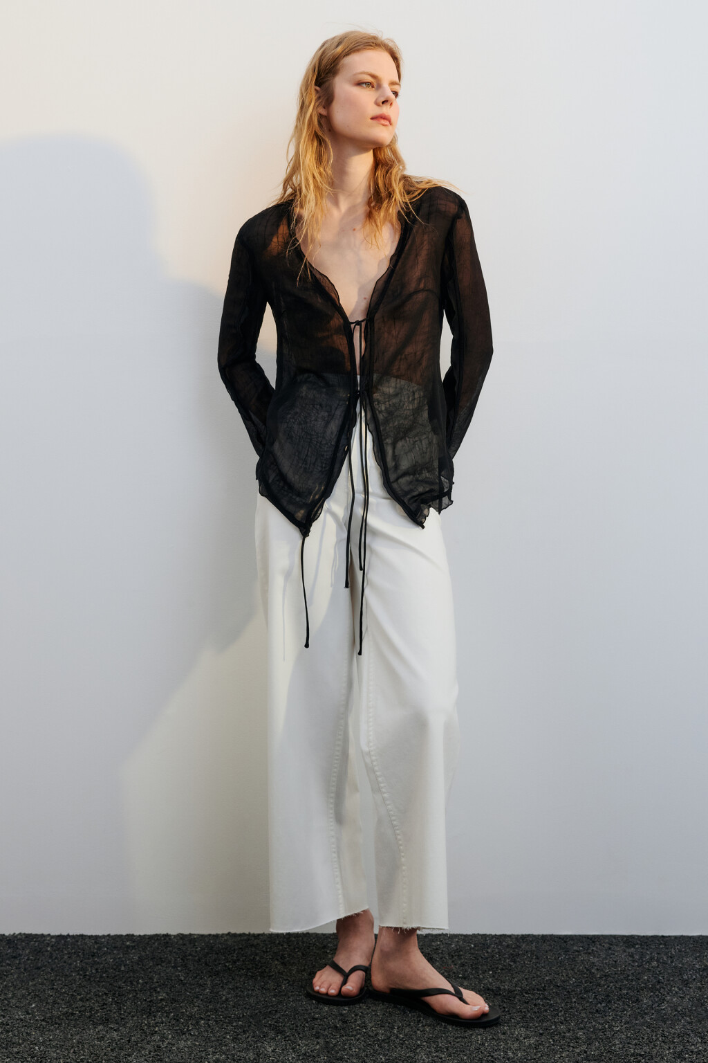 Джинсы широкие укороченные с открытыми срезами - цвет белый - 4