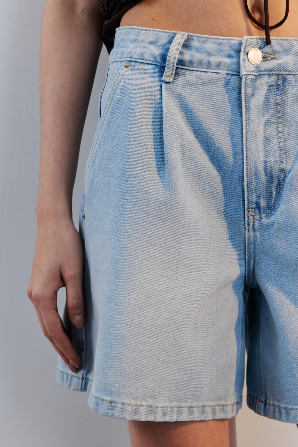 Шорты джинсовые с высокой посадкой - цвет голубой - 5