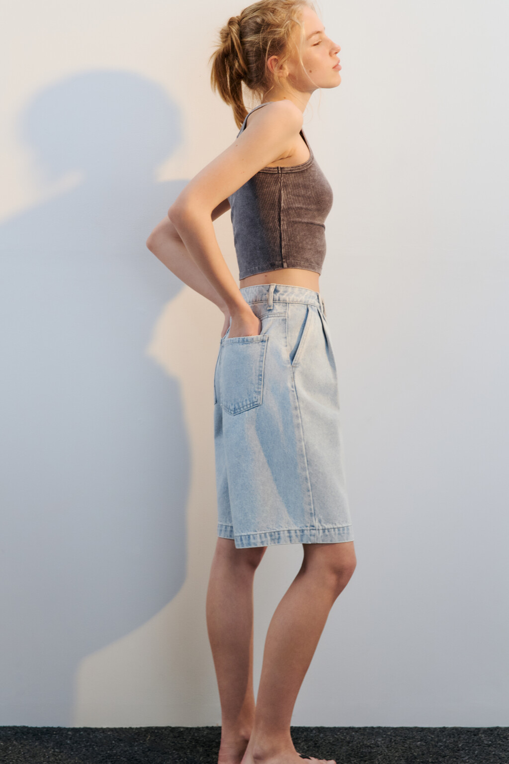 Шорты джинсовые со складками на поясе - цвет голубой - 1