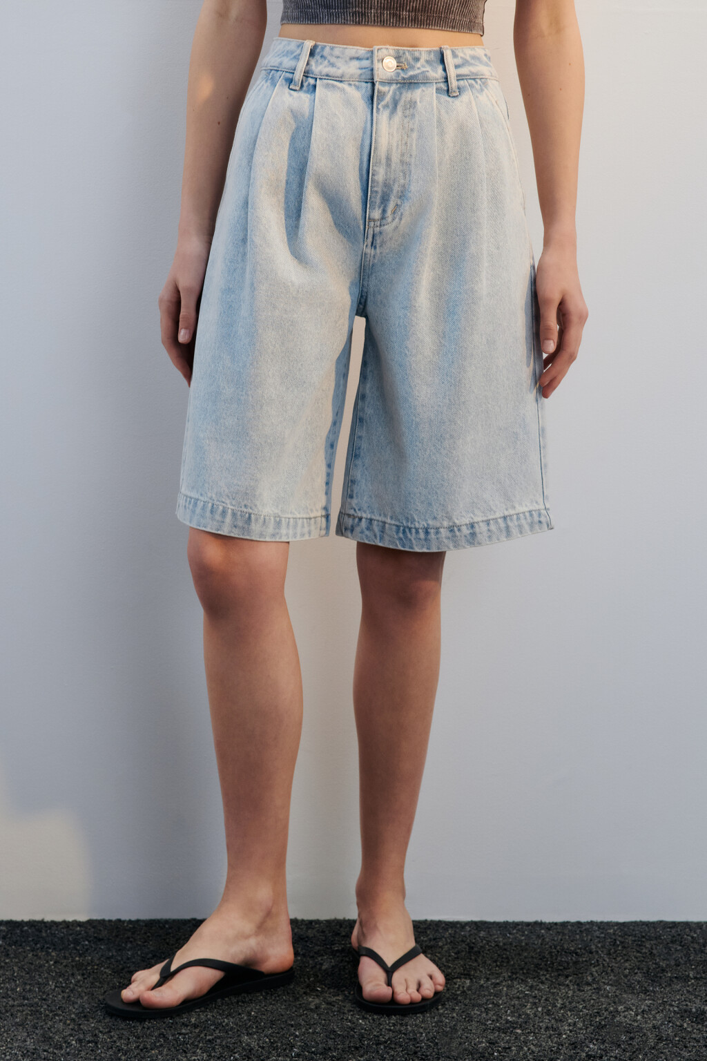 Шорты джинсовые со складками на поясе - цвет голубой - 2