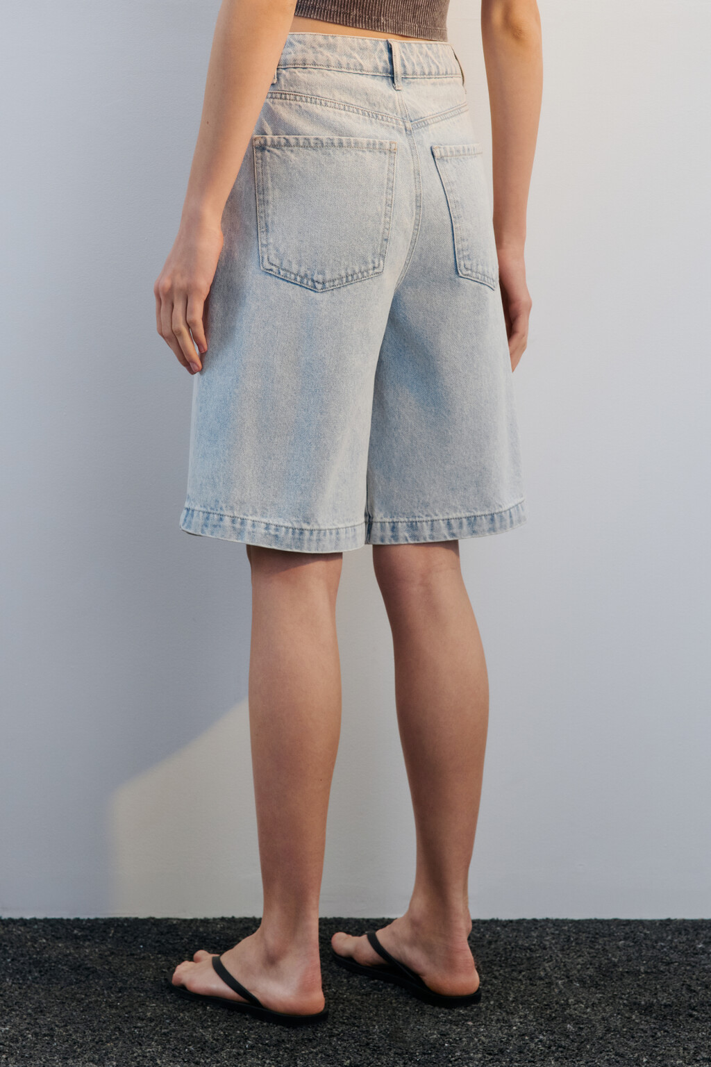Шорты джинсовые со складками на поясе - цвет голубой - 3