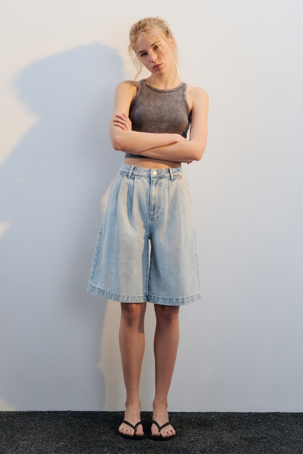 Шорты джинсовые со складками на поясе - цвет голубой - 4