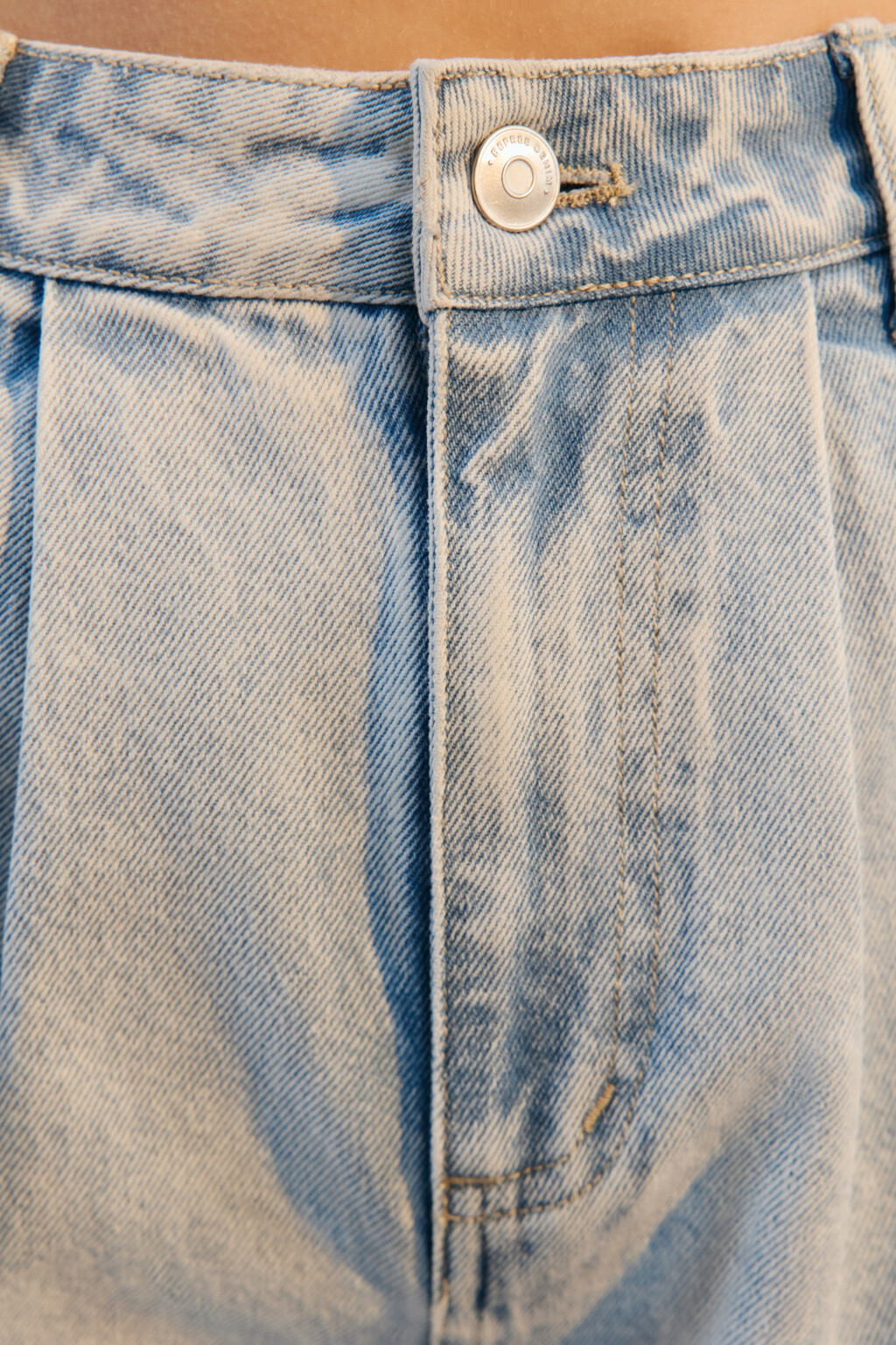 Шорты джинсовые со складками на поясе - цвет голубой - 5